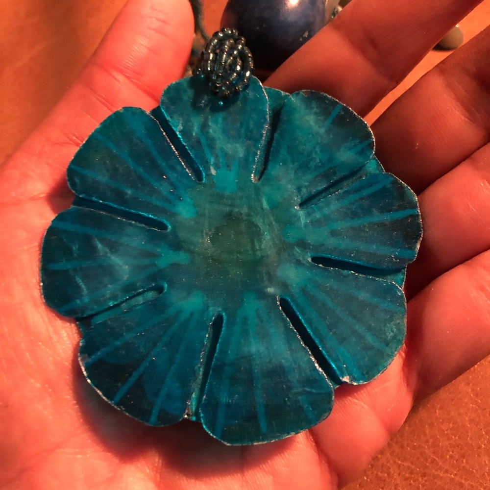 Vibrant blue vintage flower pendant necklace - Picture 4 of 6